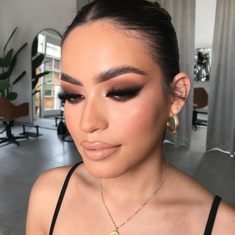 JASMINE LEE on Instagram: “@kluxelashes Chloe lashes @plouise_makeup_academy brow balm @anastasiabeverlyhills brow powder duo soft brown @xxrevolution Blush…” Club Makeup Night, Dark Smokey Eye Makeup, Chocolate Makeup, Brown Makeup Looks, Fox Makeup, Club Makeup, Plouise Makeup, Prom Eye Makeup, Plouise Makeup Academy