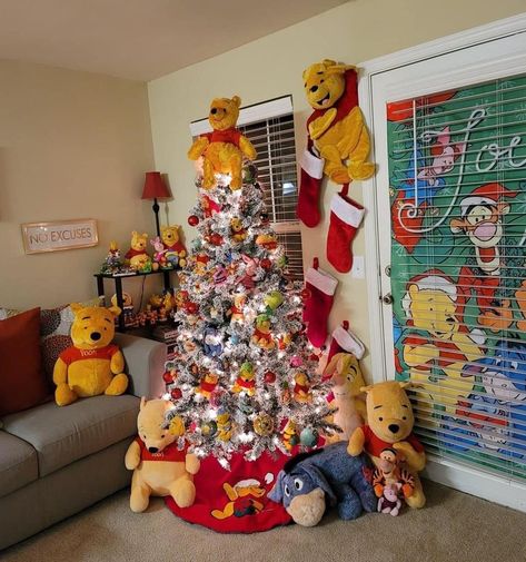 Winnie The Pooh Christmas Tree Ideas, Winnie The Pooh Christmas Tree, Winnie The Pooh Tree, Winnie The Pooh Decor, Winnie The Pooh Drawing, Pooh Christmas, Winnie The Pooh Honey, Winnie The Pooh And Friends, Disney Christmas Tree