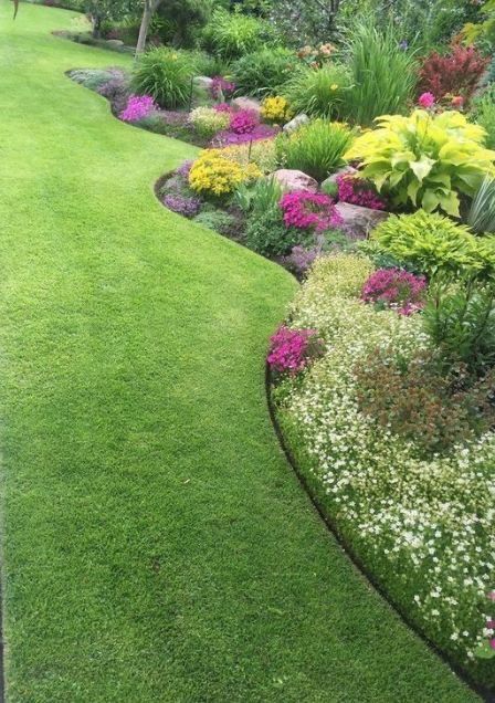 Yard Landscaping Simple, Front Yard Garden Design, Front Yard Landscaping Plans, Flower Garden Design, Easy Landscaping, Front Landscaping, Beautiful Flowers Garden, Home Landscaping, Garden Yard Ideas