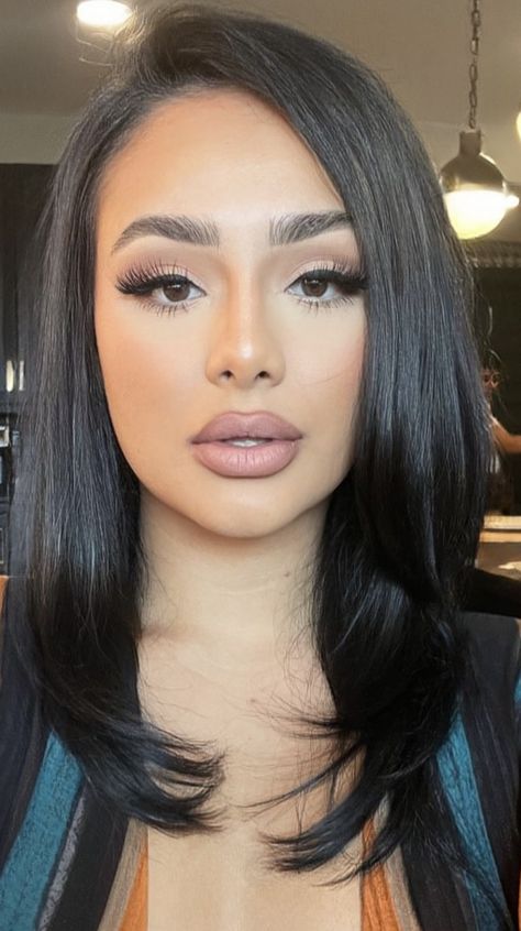 Simple Full Glam Makeup, Natural Look Makeup Ideas, False Lash Makeup Looks, Corporate Baddie Makeup, Black Latina Makeup, Makeup Looks For Brown Hair, Makeup For Professional Pictures, Brunette Makeup Brown Eyes, Makeup Looks For Black Hair