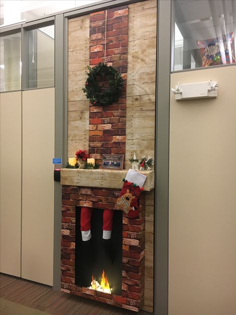 Office Christmas Door, Office Christmas Decorations Contest, Christmas Door Decorating Ideas, Bright Christmas Decor, Christmas Door Decorating, Christmas Dorm, Door Decorating Ideas, Dorm Door Decorations, Door Decorations Classroom Christmas