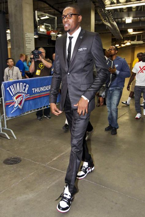 Suit With Sneakers, James Harden Shoes, Celebrity Sneakers, Nba Style, Nike Motivation, Kevin Durant Shoes, Suits And Sneakers, Sneaker Ball, Nike Spandex