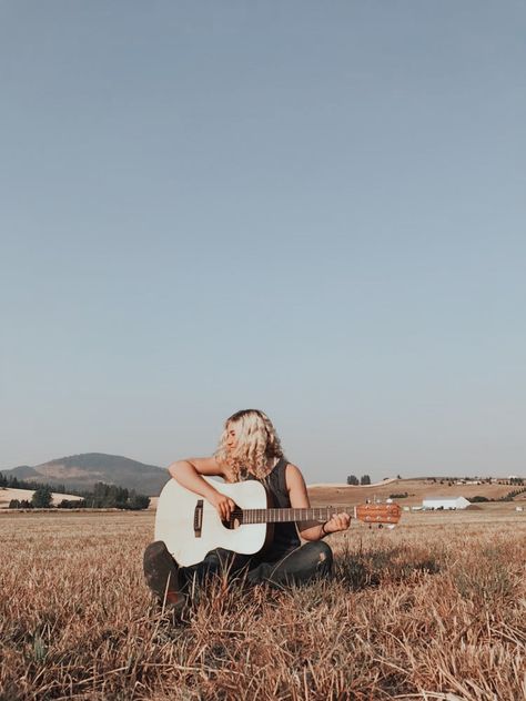 Country Music Photography, Senior Picture Ideas For Musicians, Country Artist Photoshoot, Senior Picture Guitar, Senior Photos Desert, Senior Picture Ideas With Guitar, Country Music Photoshoot, Country Singer Photoshoot, Musician Photoshoot Ideas