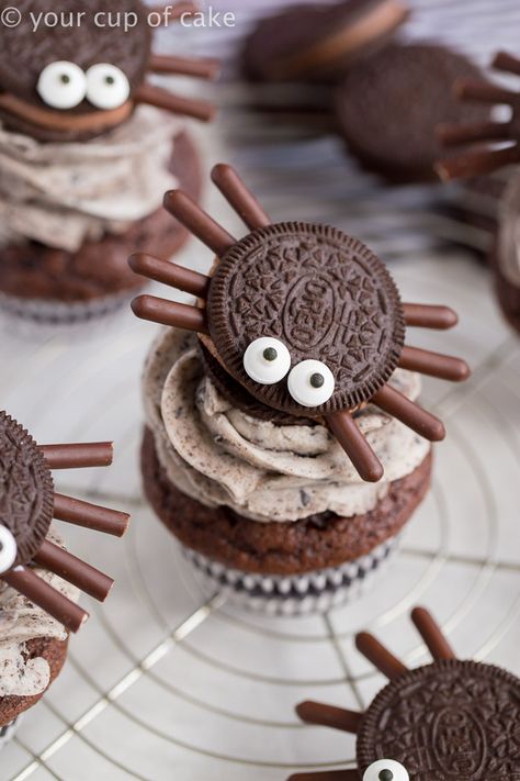 Halloween Oreo Spider Cupcakes -Easy Spooky Spiders - Your Cup of Cake Oreo Spiders, Cookies And Cream Frosting, Halloween Backen, Halloween Food Cupcakes, Oreo Frosting, Spider Cupcakes, Halloween Oreos, Halloween Snacks For Kids, Dessert Halloween