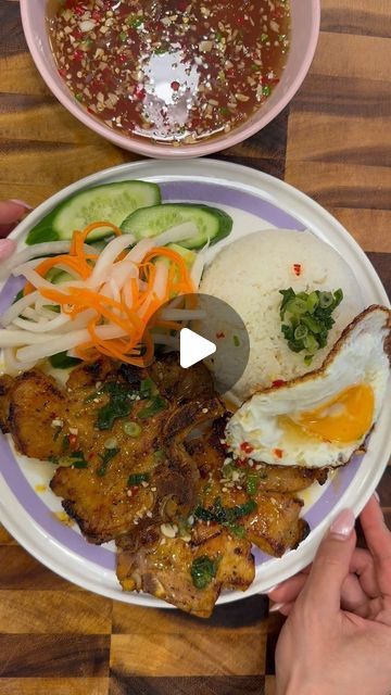 Candy on Instagram: "Com tam suon nuong 1kg pork chop 5 mince garlic 1 mince shallot 1 mince lemongrass 1 Tbs sugar 1 Tbs soy sauce 1 Tbs fish sauce 1 Tbs condense milk 1 Tbs honey 1/2 tps five spice 1/2 tps pepper 1/2 tps msg Splash of milk #brokenrice #comtamsuonnuong #comtam #anngkn #ancungtiktok #grilledporkchop #suonnuong #vietfood #vietnamesefood #cookathome #vietnamesehomecook #tiktokvietnam" Five Spice, Viet Food, Pork Chop, Grilled Pork, Vietnamese Recipes, Cook At Home, Fish Sauce, Condensed Milk, Shallots