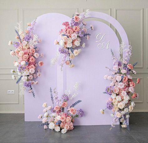 Light Purple Backdrop, Lavender Color Bridal Shower Ideas, Lavender Bridal Shower Backdrop, Lilac Backdrop Ideas, Lavender Backdrop Ideas, Pastel Photo Backdrop, Pastel Floral Arch, Chiara Backdrop With Flowers, Backdrop Floral Arrangements