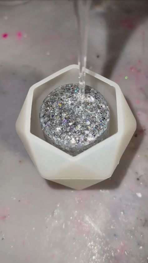 Diy Resin Crystals, Seni Resin, قلادات متدلية, Amazing Resin, Christmas Posts, Epoxy Resin Diy, Resin Crafts Tutorial, Diy Resin Projects, Resin Jewelry Diy