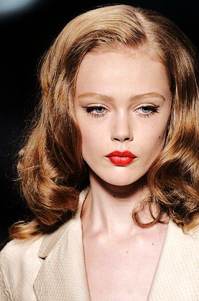 love the makeup hair color combo Frida Gustavsson, Bandana Hair, Runway Hair, Beauty Make-up, Make Up Looks, Red Lipstick, Doll Face, Aesthetic Hair, Messy Hairstyles