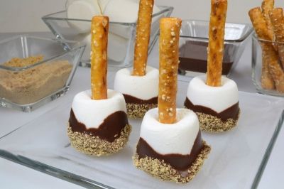 S'mores Made Easy Smores Pops, Cracker Cake, Graham Cracker Cake, Graham Cracker Recipes, Smores Cake, Soft Chocolate Chip Cookies, Warm Cake, Marshmallow Pops, Chocolate Coating