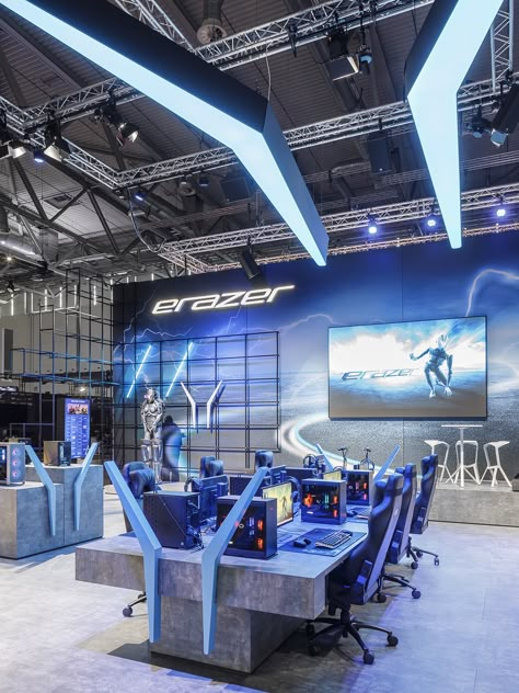 At Europe's largest video game trade fair, gamescom 2023 in Cologne, MEDION ERAZER presented itself with its hardware that gamers love. The booth stands out with its stable lattice architecture, the shape of which is reminiscent of tower PCs and strikingly emphasizes the sides of the exhibition space Gaming Centre Design, Gaming Center Design, Lattice Architecture, Warnet Gaming, Gaming Booth, Neat Room, Gaming Stand, Gaming Event, Game Booth