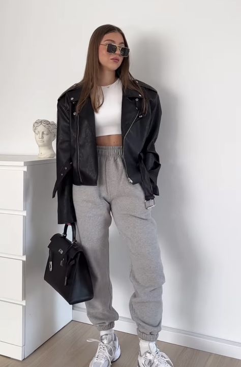 Joggers Leather Jacket Outfit, Jogger Pants Outfit Winter, Boyish Style, Girly Girl Outfits, Cold Outfits, Cute Lazy Day Outfits, Leather Jacket Outfits, Trendy Fashion Outfits, Causual Outfits