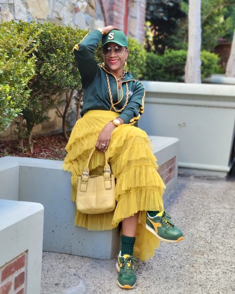 Yellow Skirt Outfit Black Women, Yellow Tulle Skirt Outfit, Tulle Skirt And Sneakers, Green Skirt Outfit Casual, How To Style Bubble Skirt, Skirt And Sneakers Outfit Black Women, Diadora Sneakers Woman Outfit, Green Skirt Outfit Fall, Skirts And Sneakers Outfit