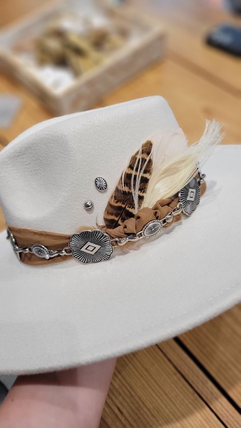 Western Hat Accessories, Boho Hat Design Ideas, Western Hat Band Ideas, Hatbands Ideas, Custom Cowgirl Hats, Aztec Hat, Womens Western Hats, Cowgirl Hats Western, Cowboy Hat Design