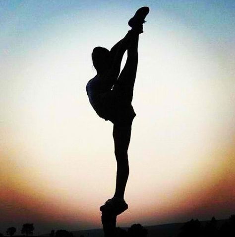 Cheerleading Cheerleading Tricks, Dance Flexibility Stretches, Cheer Hacks, Cheerleading Pictures, Heel Stretch, Cheer Stunts, Gymnastics Pictures, Cheerleading Dance, Cheer Dance