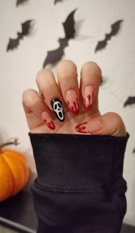 Halloween Nails Scream Face, Nail Ideas Scream, Fall Nails Easy Designs, Cute Ghostface Nails, Scream Nails Easy, Easy Ghost Face Nails, Simple Ghostface Nails, Holoween Nail Design, Nail Ideas Halloween Acrylic