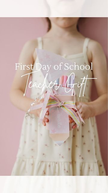 Jillian Didemus on Instagram: "FREE PRINTABLES ON THE BLOG NOW for back to school! 🥳 “Let’s start the year off WRITE!” That first day is so fun and exciting isn’t it!? ✨We like to say a little extra thanks to the teachers… who have likely just spent their last remaining holiday days and own money decking out the classroom. 😆 We’ve included a pen holder, pens, gift card with free printable wrap (coffee or Kmart would be a nice idea), free printable flag and pencil tag. DIY Flag tutorial coming soon too! ⭐️ . . . . . back to school, first day of school, teacher gift, teacher apprenticeship, back to school inspo #backtoschool #backtoschool2024 #firstdayofschool #firstdayofschool2024 #kindergarten #firstdaypic #kidsfirstdaypic #schoolpic #schoolpictures #brisbanemums #sydneymums #perthmu First Day Of School Teacher, Diy Flag, School First Day, Holiday Day, School Pictures, Gift Teacher, Pen Holder, School Teacher, First Day Of School