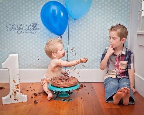 First birthday cake smash with older brother. Shelly Lange Photography #shellylangephotography Cake Smash With Siblings, Sibling Photography Newborn, Photography Birthday, Sibling Pictures, Boy Photo Shoot, Birthday Picture, Older Sibling, First Birthday Cake Smash, 1st Birthday Pictures