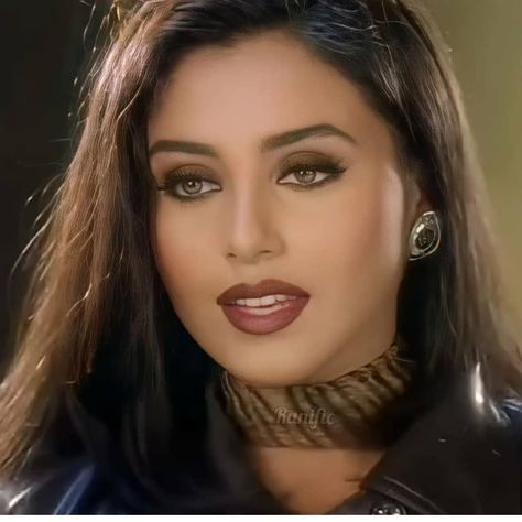 Rani Mukerji Outfits, Sushmita Sen 90s, 90s Bollywood Makeup, Desi Makeup Looks, Indian Baddie, 90s Eye Makeup, 90s Lipstick, Moms Makeup, 90s Grunge Makeup