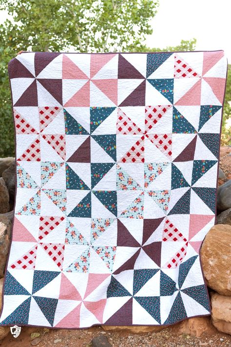 Summertime Pinwheel Quilt - so easy you can make it with a bunch of layer cakes or 10" stackers. A simple summer quilt to make Beginner Quilting Projects, Pinwheel Quilt Pattern, Summer Sewing Projects, Summer Sewing, Pinwheel Quilt, Summer Quilts, Beginner Sewing Projects Easy, Triangle Quilt, Quilting For Beginners