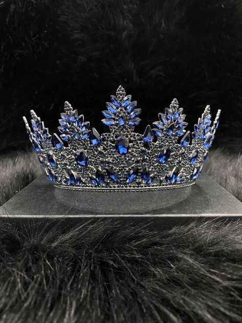 Aesthetic Crowns, Cinderella Quince, Bad Wallpaper, Quince Crowns, Crown Aesthetic, Big Engagement Rings, Crystal Bridal Tiaras, Beautiful Tiaras, Princess Jewelry