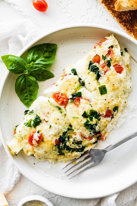 This egg white omelette is fluffy, delicious and loaded with veggies. It comes together quickly and is a healthy way to kick start your day! Egg White Omelette, Liquid Egg Whites, Healthy Low Calorie Meals, Calorie Meals, Spinach And Cheese, Egg White, Baby Spinach, How To Cook Eggs, Egg Whites