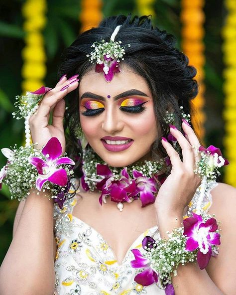 Modern Indian Weddings (@modernindianweddings) • Instagram photos and videos Mackup Ideas, Flower Jewelry Indian, Baby Shower Hairstyles, Flower Jewellery For Haldi, Flower Jewellery For Mehndi, Fresh Flower Jewelry, Flower Jewelry Designs, Wedding Flower Jewelry, Indian Bride Makeup