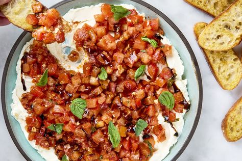 Everyone will love it. Bruschetta Dip Recipe, Creamy Bruschetta, Chaat Indian, Bruschetta Dip, Homemade Bruschetta, Bruschetta Toppings, Cream Cheese Dip, Salmon Potato, Lasagna Pasta