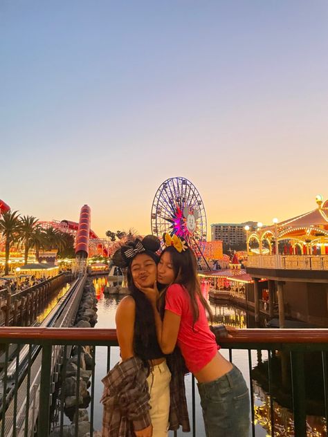 Poses For Disneyland, Disney With Best Friend, Disney Pictures Aesthetic, Best Friends In Disney, Disney Pic Ideas, Disneyland Group Pictures, Disney Pics With Friends, Disneyland With Friends, Disney Photo Ideas Friends