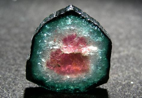 30 Fantásticos minerales cuya creación le tomó millones de años a la naturaleza Minerals Crystals Rocks, Geode Art, Pretty Rocks, Beautiful Rocks, Mineral Stone, Minerals And Gemstones, Rocks And Gems, Watermelon Tourmaline, Gems And Minerals