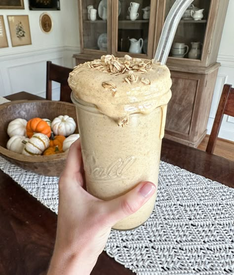 Pumpkin Gingersnap Smoothie Pumpkin Yogurt Smoothie, Healthy Christmas Smoothie, The Peachie Spoon, Smores Smoothie, Peachie Spoon, Pumpkin Protein Shake, Holiday Smoothies, Vitamix Smoothies, Thm Drinks