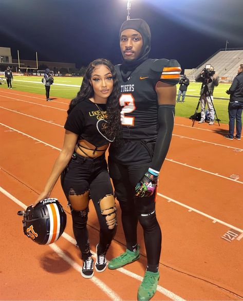 Football Couple, Football Girlfriend Shirts, Football Relationship, Couples Pic, Basketball Girlfriend, Football Girlfriend, Footballers Wives, Football Couples, Couple Goals Teenagers Pictures