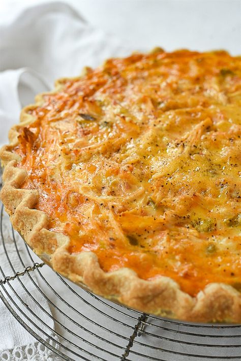 enchilada quiche Chicken Enchilada Quiche, Mexican Quiche Recipes Easy, Mexican Quiche, Classic Quiche, Weekend Food, Breakfast Quiche Recipes, Quiche Recipes Easy, Enchilada Recipes, What's For Breakfast