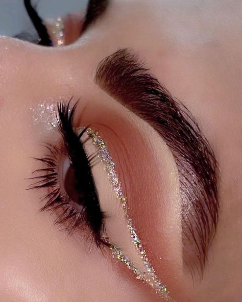 Glitter Eyeliner Ideas, Evening Eye Makeup, Eyeliner Ideas, Bridal Eye Makeup, Beginners Eye Makeup, Doll Eye Makeup, Casual Makeup, Graphic Makeup, Ticket To Ride