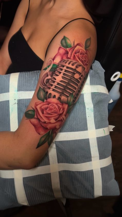 Rose And Microphone Tattoo, Roses And Music Notes Tattoo, Music Shoulder Tattoos For Women, Music Note Tattoos For Women, Music Tattoos For Women Beautiful, Microphone Tattoo Design, Music Tattoo Designs For Women, Musical Notes Tattoo, Notes Tattoo