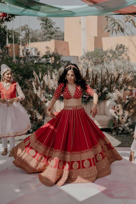 Simple Bridal Lehenga Designs, Minimal Red Lehenga, Beautiful Wedding Lehenga, Minimalist Indian Bride Bridal Lehenga, Minimal Wedding Lehenga, Simple Indian Bridal Lehenga, Red Lehenga Simple Indian Weddings, Bridal Lehenga Minimal, Bride Lehanga Designs Latest