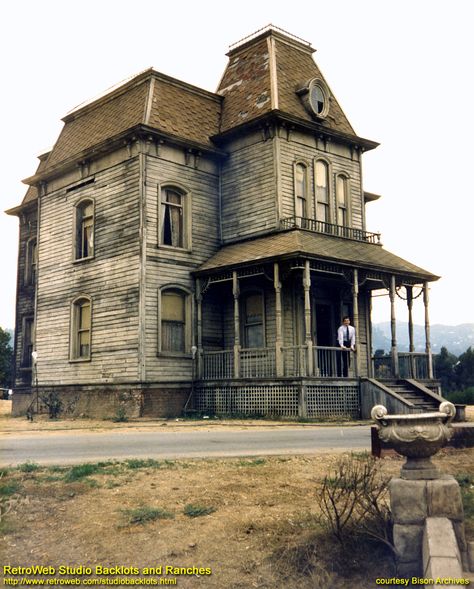 Universal's Bates (Harvey) House, of Psycho fame, seems to currently stand on flat ground—no longer on a hill—but more convenient to tour trams. Click-through for an extended history and spread. Bates Motel House, Harvey House, Creepy Old Houses, Old Abandoned Buildings, Norman Bates, Creepy Houses, Haunted Dollhouse, Bates Motel, Abandoned Mansions