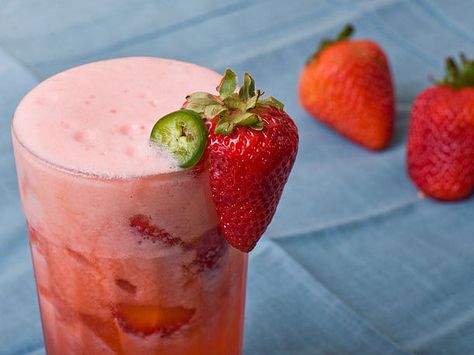 Spicy Strawberry Jalapeno Lemonade, just need to make a few changes ... Serrano's and agave nectar to start with :) Jalapeno Lemonade, Limeade Recipe, Homemade Lemonade Recipes, Spicy Drinks, Jalapeno Recipes, Lemonade Recipe, Refreshing Food, Homemade Lemonade, Cream Cheese Spreads