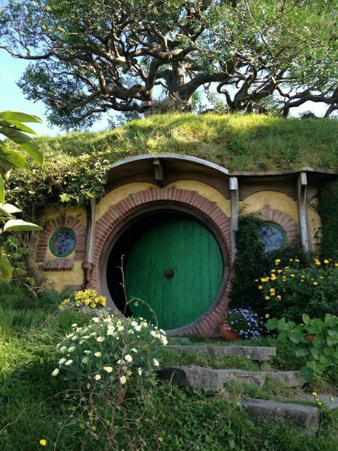 Casa Do Hobbit, Case Sotterranee, Hobbit Door, Casa Hobbit, The Hobbit Movies, Hobbit Hole, Hobbit House, The Shire, Green Door