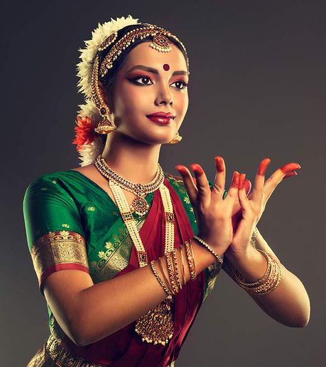 Bharatanatyam Makeup Tutorial In 10 Simple Steps Bharatanatyam Makeup, Bharatanatyam Costume, Bharatanatyam Dancer, Indian Classical Dancer, Bharatanatyam Poses, Dance Of India, Indian Classical Dance, Dance Photography Poses, Modern Costumes