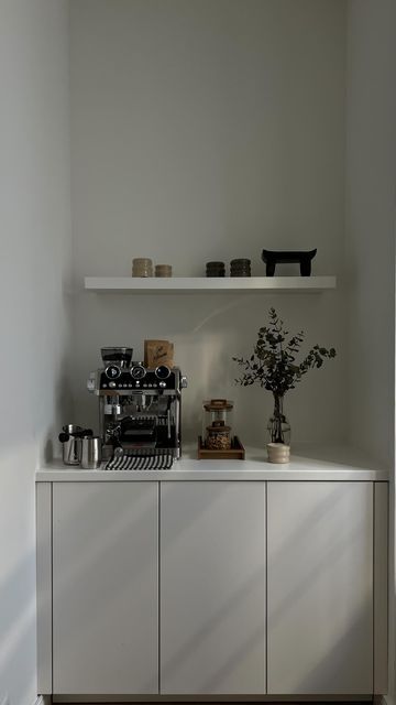 Coffee Aesthetic Kitchen, Coffee Corner In Bedroom Ideas, Coffee Space Ideas, Coffee Corner Inspiration, Office With Coffee Bar, Home Coffee Corner Ideas, Home Cafe Setup, Coffee Home Bar, Home Coffee Aesthetic