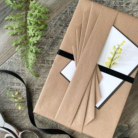 Pocket Gift Wrapping, Pocket Wrapping, Gift Wrapping Tutorial, Origami Lucky Star, Gift Wrapping Inspiration, Fabric Gift Wrap, Kraft Paper Wrapping, Paper Bow, Stationery Packaging