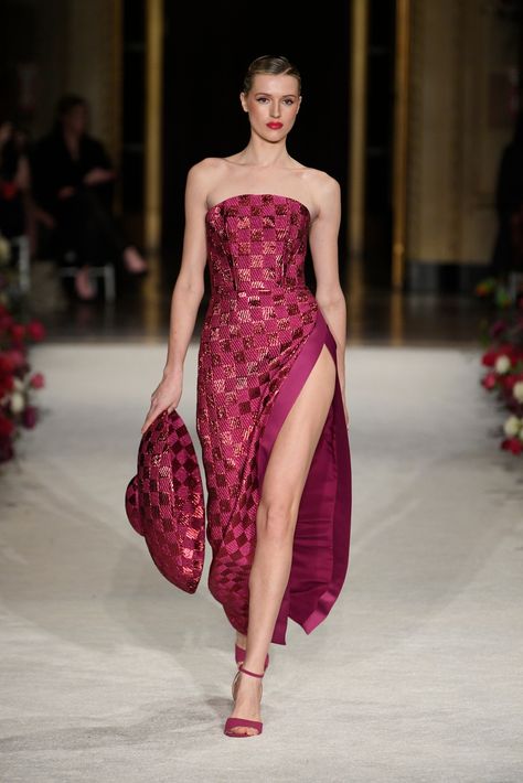 Christian Siriano Fall 2023, Christian Siriano Runway, Christian Siriano 2023, Pink Designer Dresses, Lizzie Hearts, Fashion Archive, Fancy Hats, Fame Dr, Alt Fashion