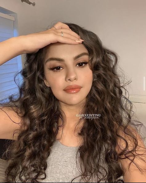 Selena Gomez Red Hair, Selena Gomez Curly Hair, Selena Gomez Haircut, Selena Gomez Hairstyles, Selena Gomez Makeup, Circle Face, Selena Gomez Hair, Selena Gomez Photoshoot, Selena Gomez Photos