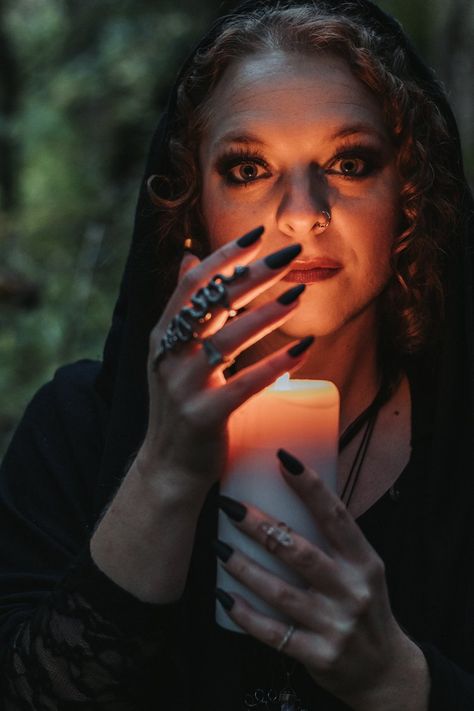 Witchy portrait photo shoot Goddess Photography Photo Shoot, Moody Witchy Photoshoot, Spooky Mini Session, Witch Shoot Ideas, Outdoor Witchy Photoshoot, Halloween Style Photoshoot, Fall Goddess Photoshoot, Witch Inspired Photoshoot, Goth Halloween Photoshoot