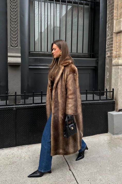 Brown Borg Coat Outfit, Winter Outfits Sophisticated, Maxi Fur Coat Outfit, New York Aesthetic Outfits Winter Classy, Dark Brown Fur Coat Outfit, Long Brown Fur Coat Outfit, Winter Looks For Women Cold Weather, Tan Fur Coat Outfit, Brown Fur Coat Outfit Street Style