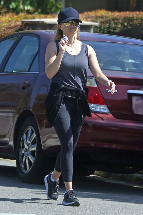 Reese Witherspoon in a tank top, leggings and Hoka One One sneakers. #reesewitherspoon #athleisure #celebritystyle #fashion #hokaoneone Hoka Sneakers Outfit, Hoka Outfits Women, Hoka Outfit, Black Sneakers Outfit, Black And White Trainers, Hoka Shoes, Hoka One One, Reese Witherspoon, Sneakers Outfit