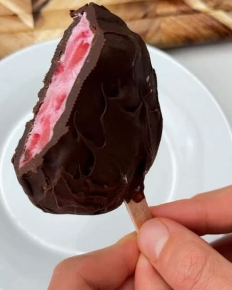 Healthy | Vegan | Recipe on Instagram: "Say “YUM” if you would eat these Chocolate Covered Strawberry Ice Cream Bars 😋🍫🍓 

By @ketosnackz

What you need:
1 cup strawberries
1 cup vegan yogurt
1/2 cup sugar free chocolate chips 
Optional:
Sweetener of choice

How to make them:
1. Mash your strawberries and mix with your yogurt and sweetener.
2. Shape into circles on a parchment lined dish and put popsicle sticks inside. Freeze for a couple hours.
3. Coat in melted chocolate chips & chill until it hardens. Enjoy!

This high protein dessert recipe is healthy, delicious and super easy to make 🙌" High Protein Dessert, Fast Healthy Snacks, Raspberry Cheesecake Bars, Quick Easy Healthy Meals, Easy Clean Eating Recipes, Ice Cream Bars, High Protein Desserts, Chocolate Covered Strawberry, Cauliflower Recipe