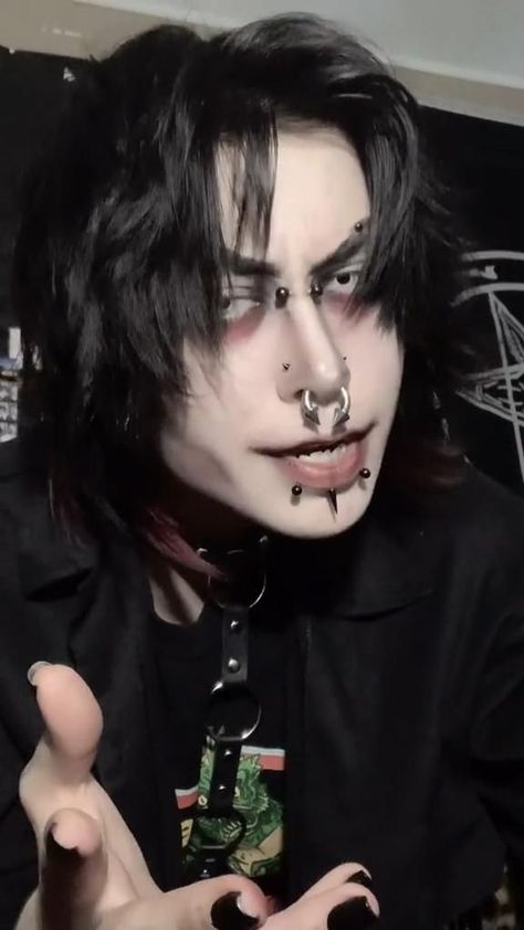 Masculine Alt Makeup, Goth Men Makeup, Goth Guy Makeup, Trad Goth Makeup Men, Masc Goth, Chubby Goth, Goth Male, Goth Boys, Trad Goth Makeup