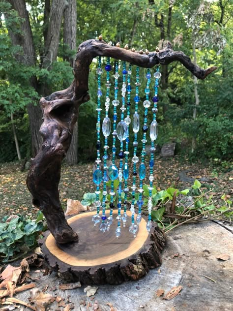 Driftwood Outdoor Garden, Bead Garden Art, Outdoor Small Garden Ideas, Driftwood Yard Art, Driftwood Wind Chime Diy, Driftwood Garden Ideas, Outdoor Small Garden, Beaded Garden Art, Corner Garden Seating