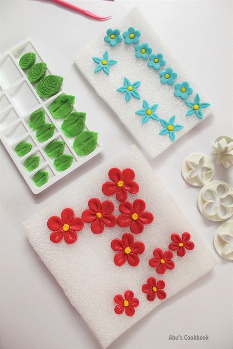 How To Make Fondant Flowers Easy, Easy Fondant Flowers Tutorial, How To Make Fondant Flowers, Small Fondant Flowers, Fondant Flowers Tutorial, Easy Fondant Flowers, Easy Fondant Decorations, Marzipan Flowers, Easy Fondant